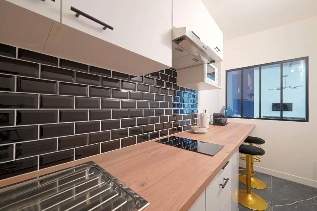 Modern Large For 3 Apartment *