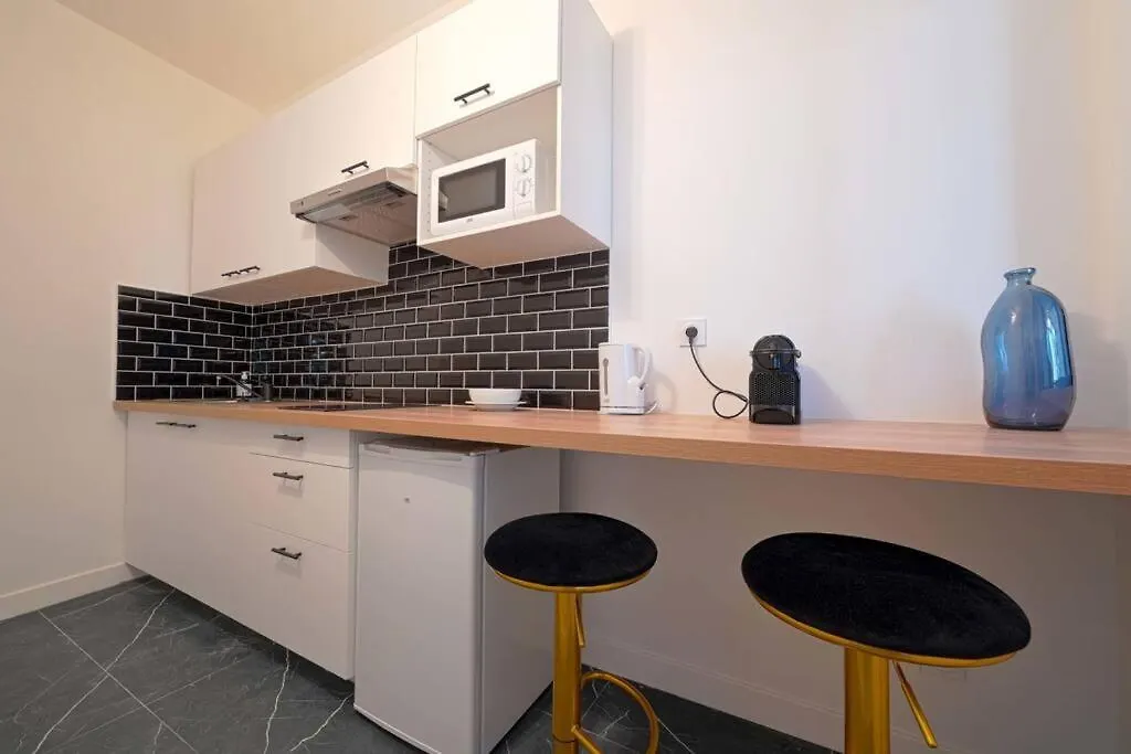 Modern Large For 3 * Paris